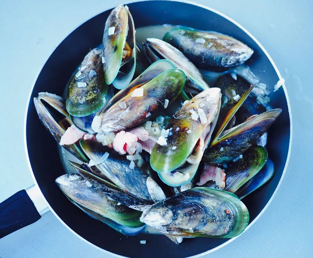 Green lipped mussels in garlic and wine