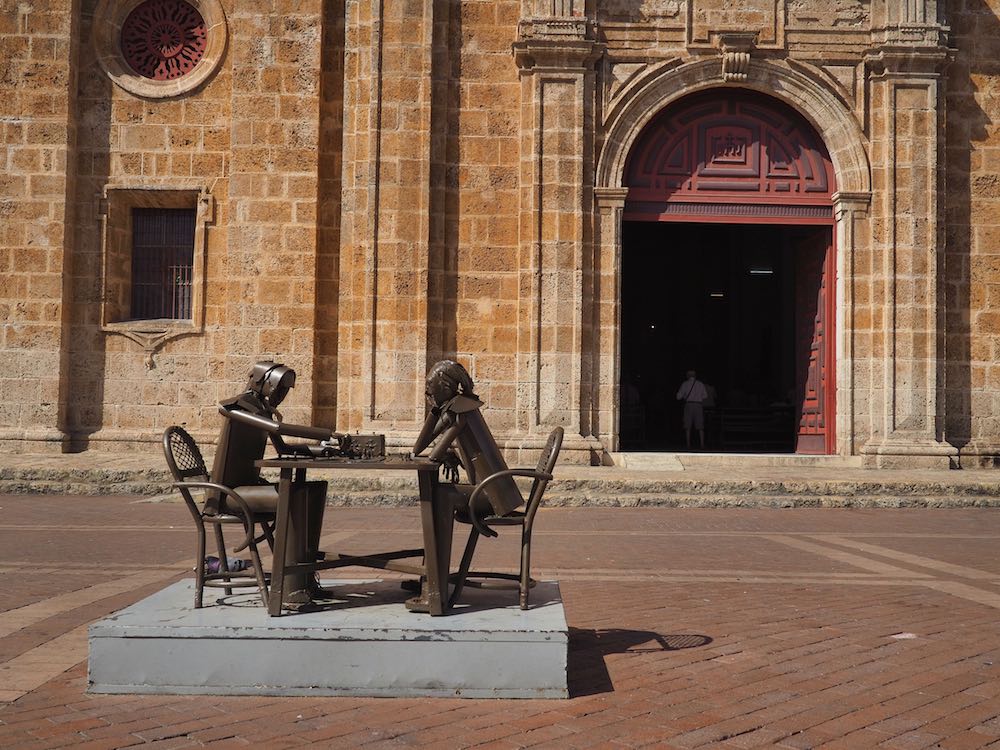 Eduardo Carmona sculptures playing chess