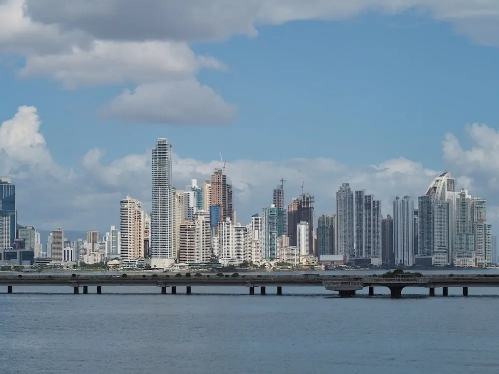 View of the Cinta Costera from the Paseo de las Bovedas