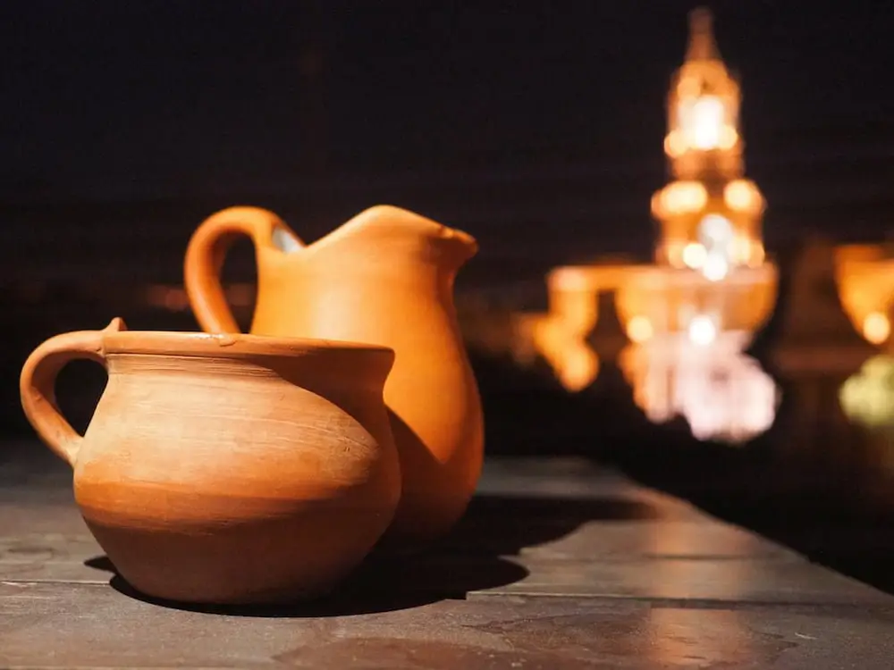 Earthenware pots of pisco sour