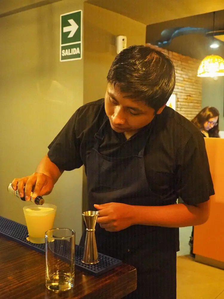 Preparing a pisco sour