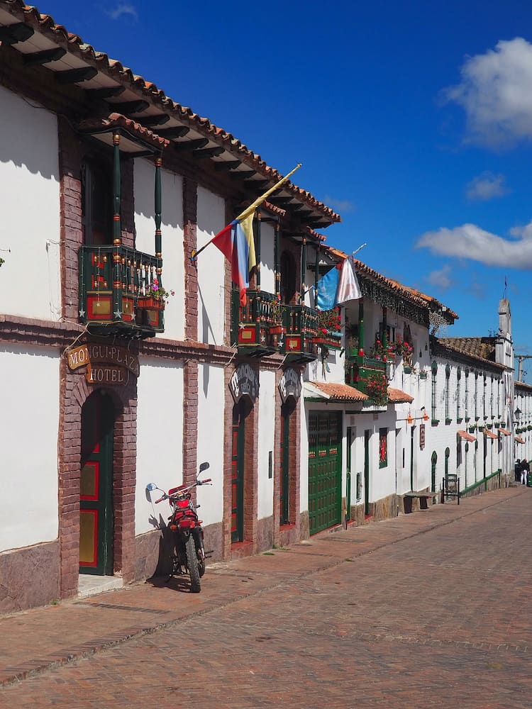 Heritage towns in Colombia - Main square, Mongui