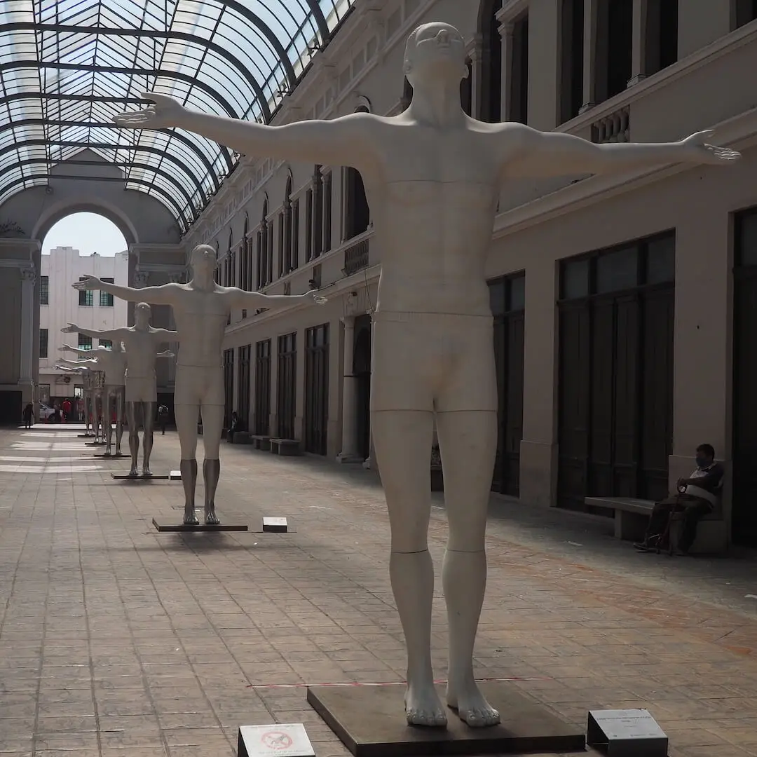 Statues at the Pasaje de la Revolucion