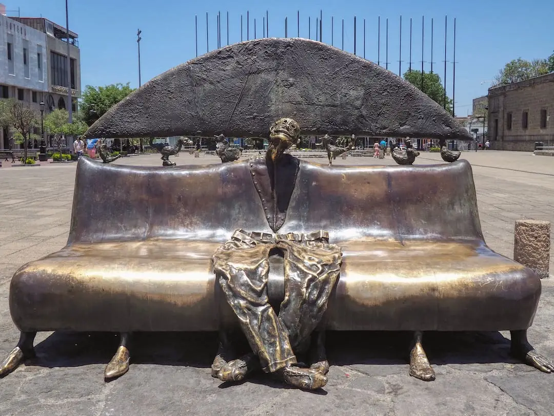 A sculpture and seat in La Sala de los Magos