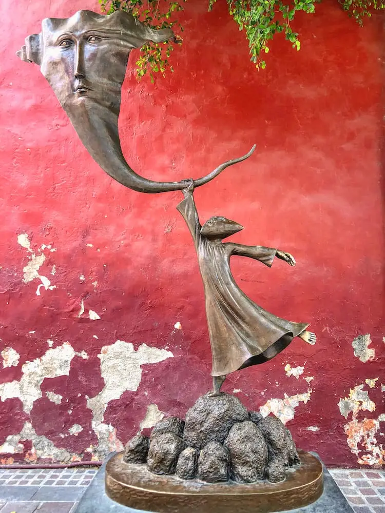 Sculpture on Calle Independencia