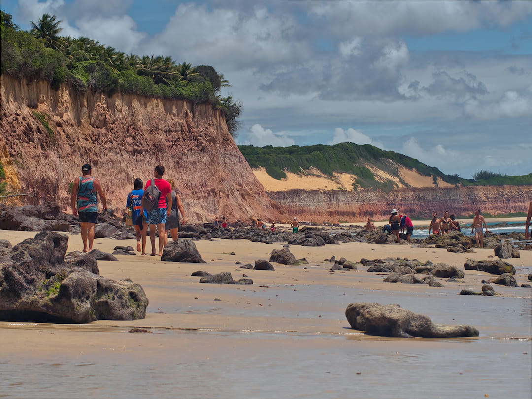 People walking from Praia de Pipa to Praia dos Golphinos