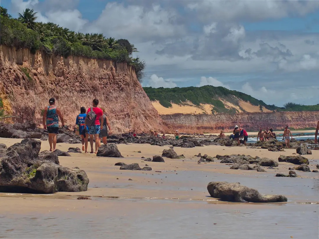People walking from Praia de Pipa to Praia dos Golphinos