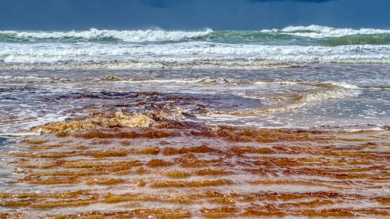 A rough sea coloured red and blue
