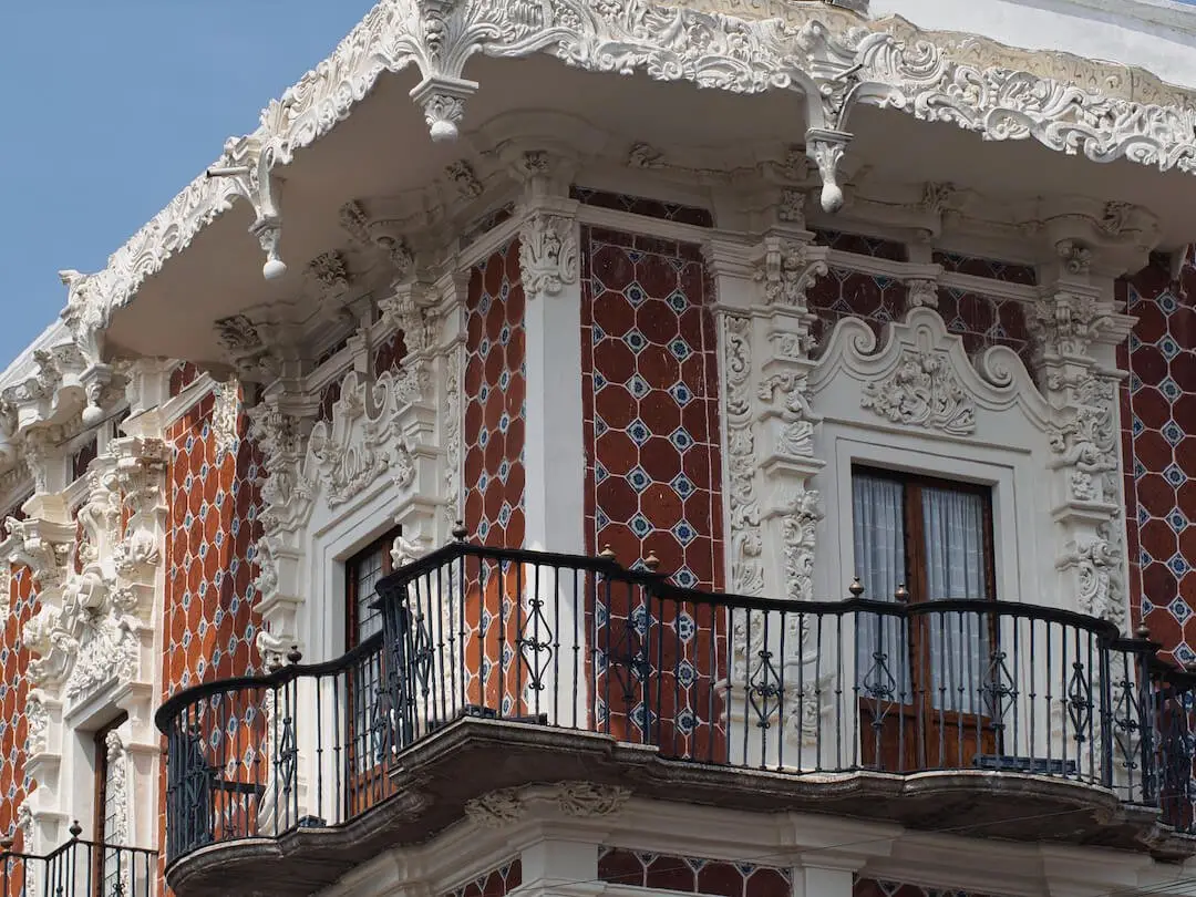 Museo Casa de Alfenique - Puebla A building with red tiles and white stuccato decoration