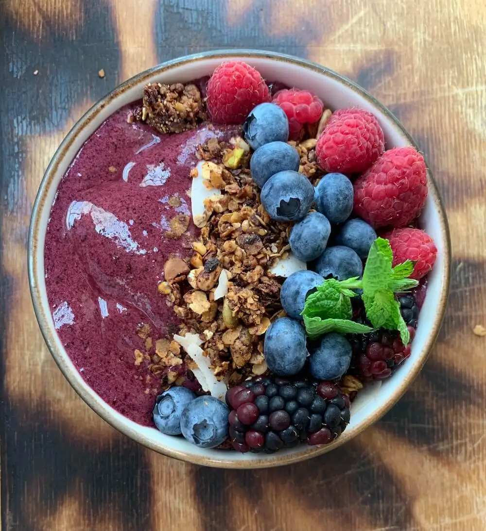 A colourful bowl of açai and fruit