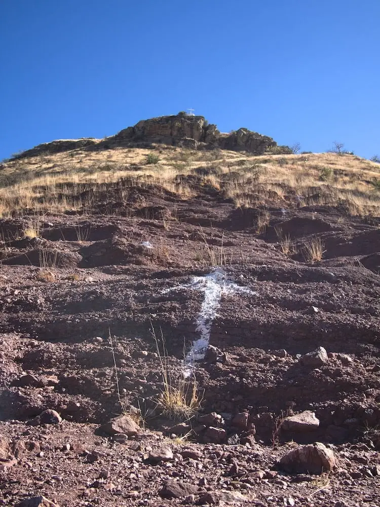 Cerro de Sirena - the direct route - Guanajuato - Mexico A white arrow is painted on a rock face pointing upwards