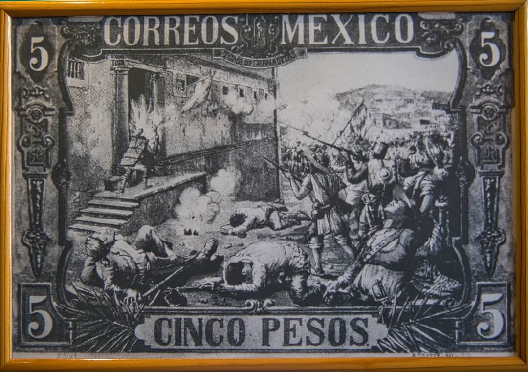 A five peso note with an image of the storming of the building
